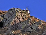 27 Zoom alla Madonnina del Pietra Quadra che brilla al sole